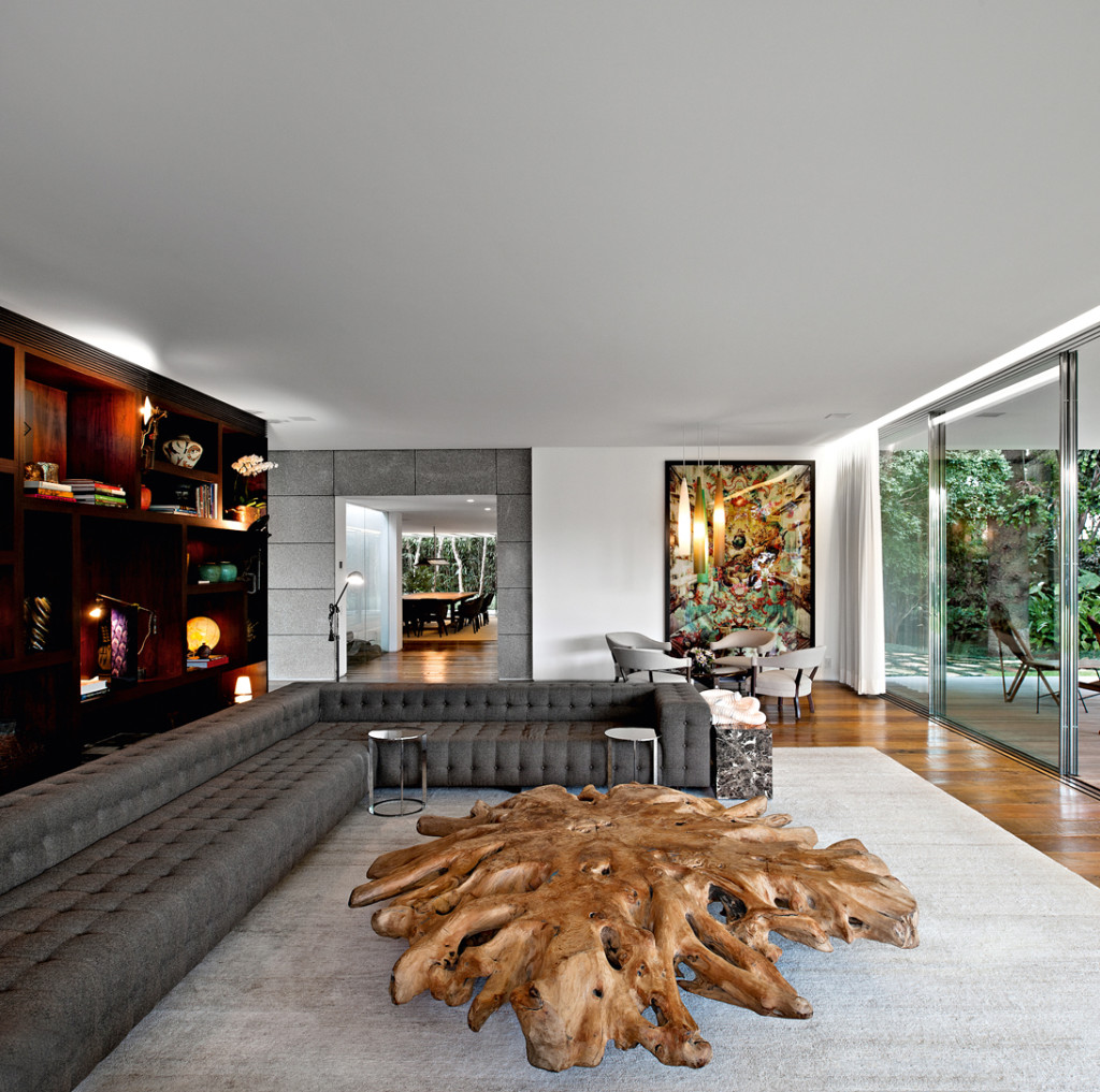Der Living Room in der Casa Grecia mit einem kostbaren Couchtisch aus tropischem Wurzelholz